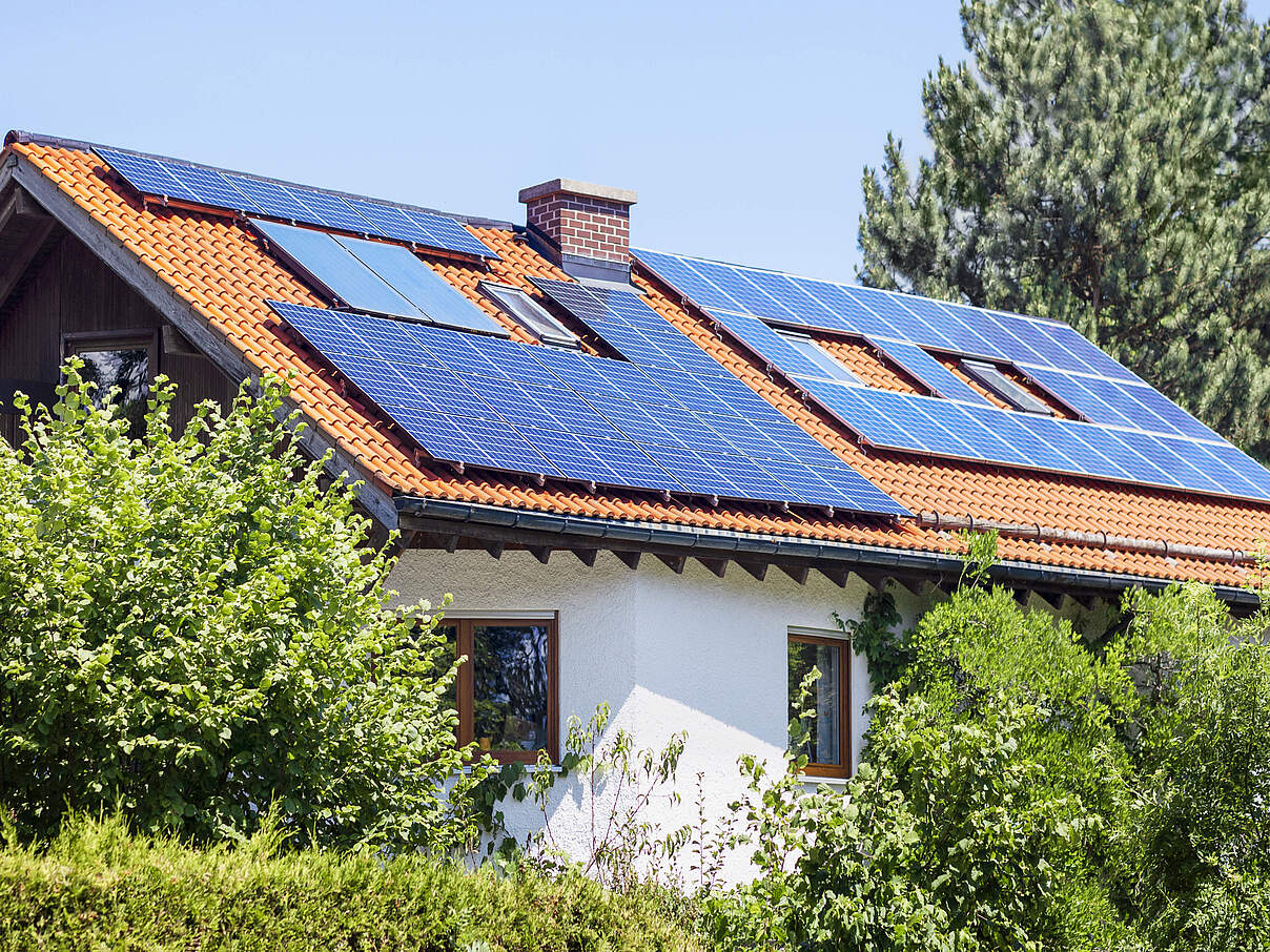 Eine Seitenansicht eines privates Wohnhaus mit Sonnenkollektoren auf dem Dach