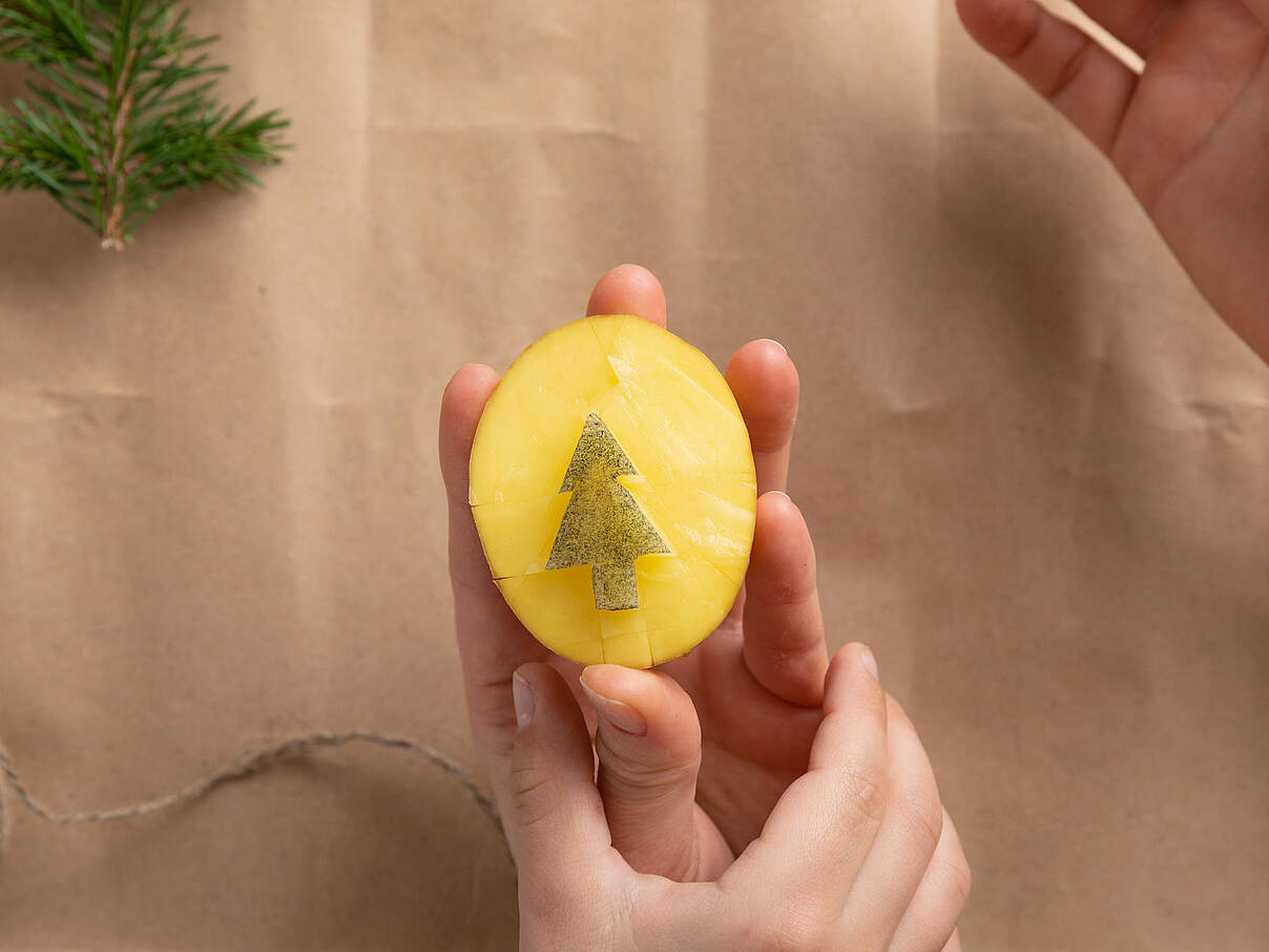 Geschenkpapier mit Kartoffeln stempeln