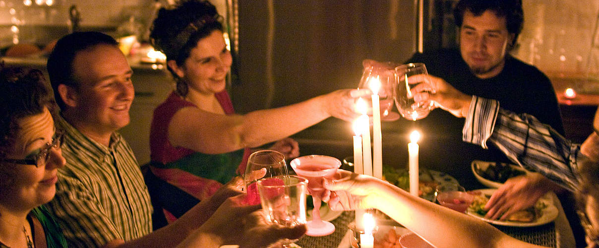 Menschen beim Earth-Hour-Candle-Light-Dinner © Jeremiah Armstrong / WWF Kanada