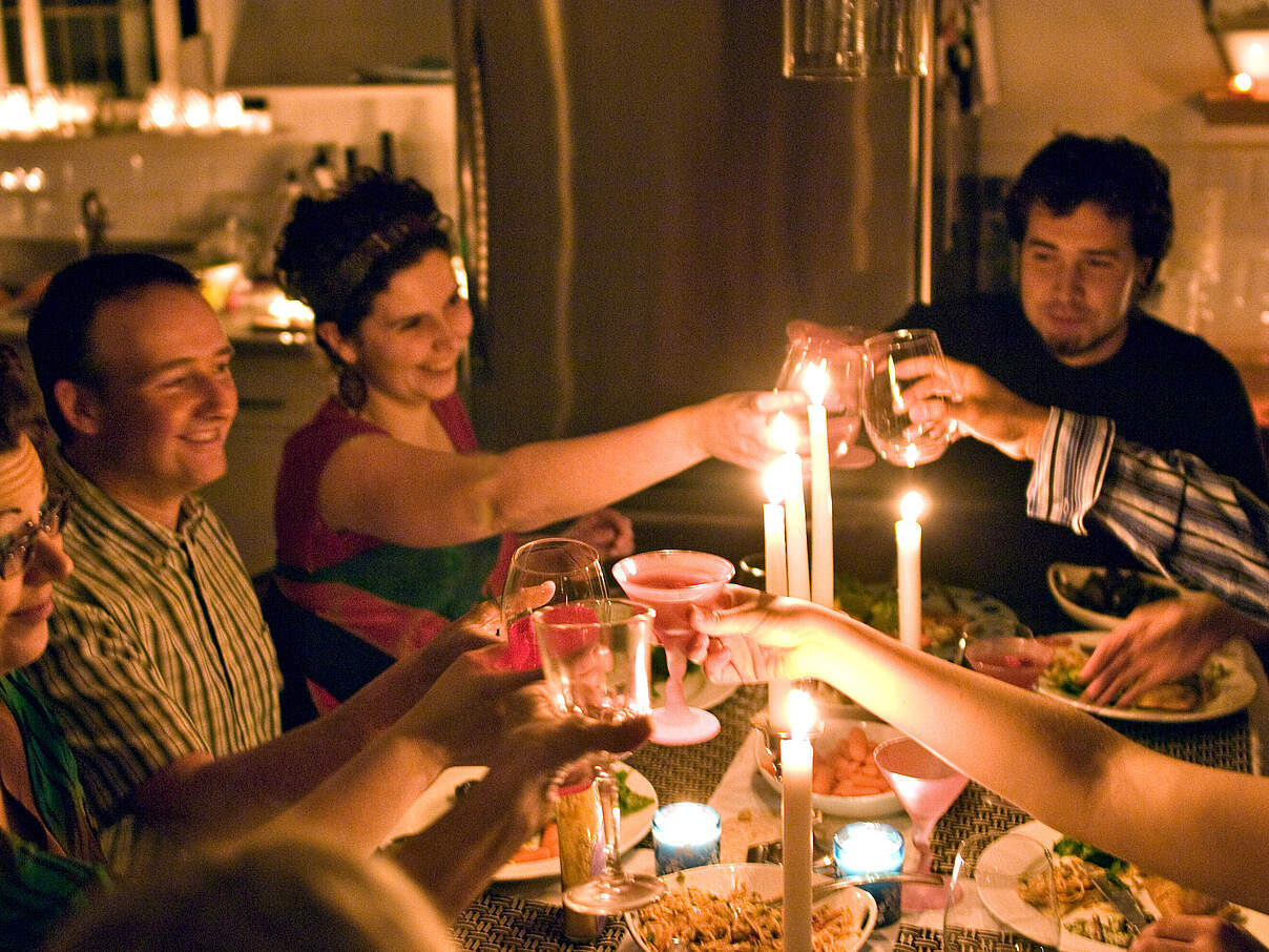 Menschen beim Earth-Hour-Candle-Light-Dinner © Jeremiah Armstrong / WWF Kanada