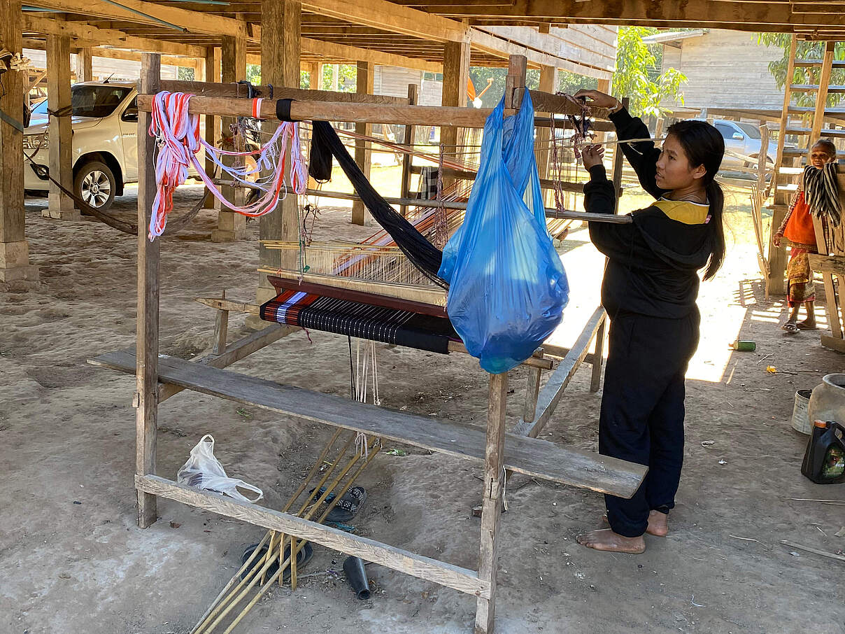 Frau an einem Webstuhl in Laos