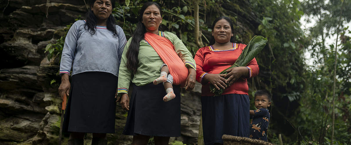 In Ecuador leben Kichwa-Kleinbäuerinnen seit Jahrhunderten von und mit dem Regenwald © Gabriel Vanerio / WWF Ecuador . 