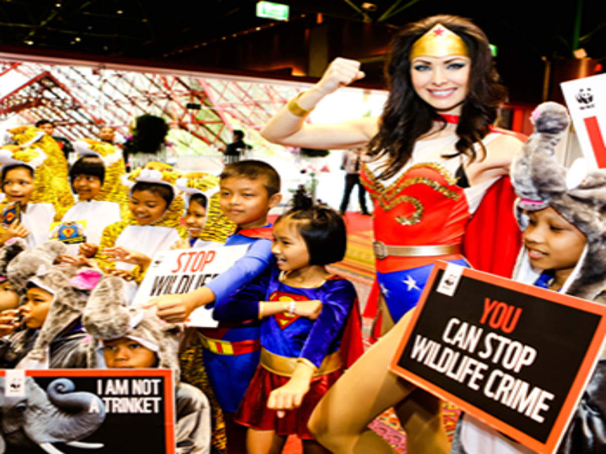Thailändische Kinder und Natalie Glebova, WWF-Unterstützerin und Miss Universe 2005, fordern die thailändische Premierministerin eindrucksvoll auf, zur Superheldin zu werden © WWF