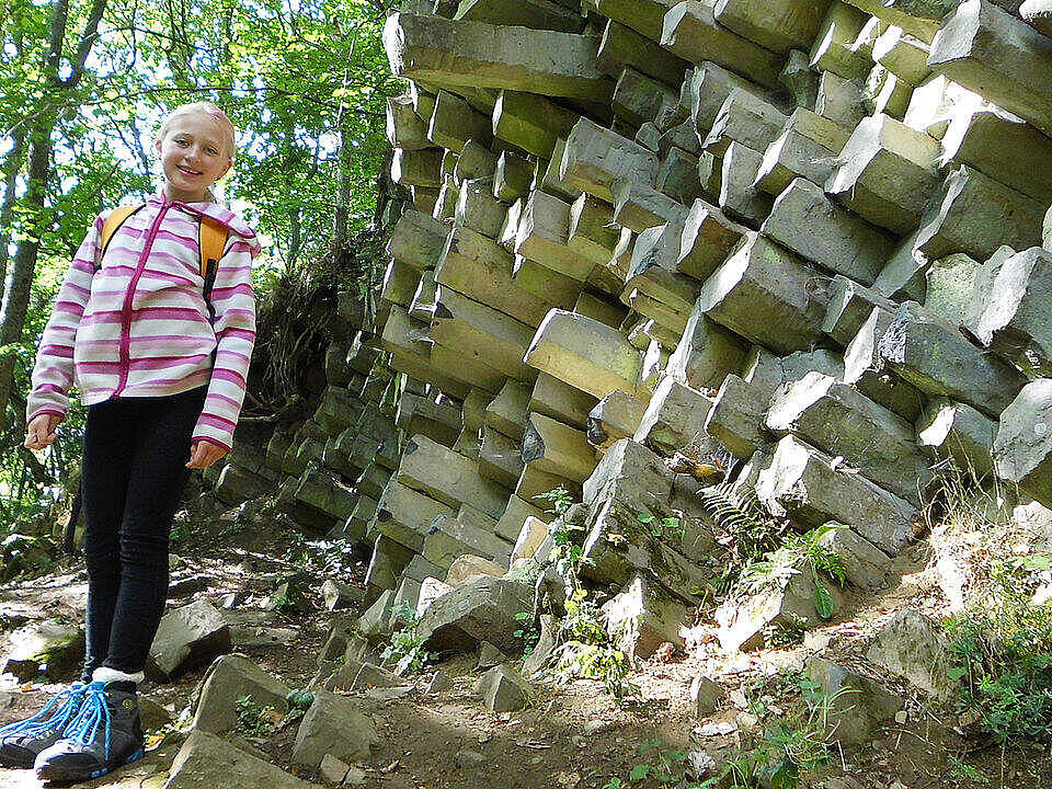 Saidah neben Vulkangestein 