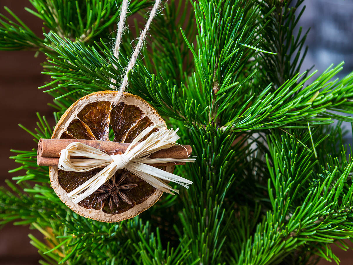 Nachhaltiger Baumschmuck aus einer Orangenscheibe und Zimtstangen