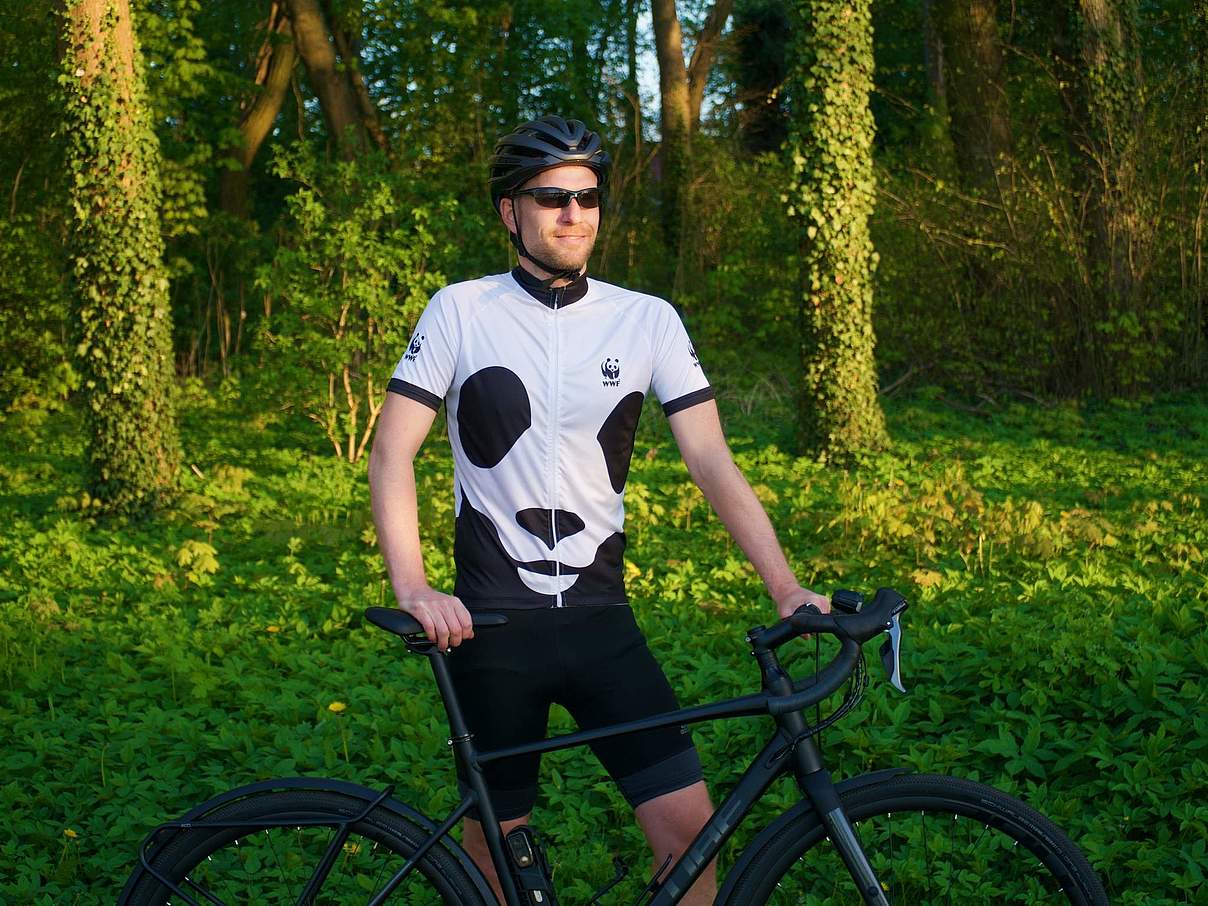 Radfahrer im WWF-Radtrikot © privat