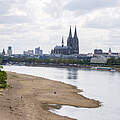 Ausgetrocknetes Rheinbett bei Rekord-Niedrigwasser vor dem Kölner Dom am 05.08.2026.