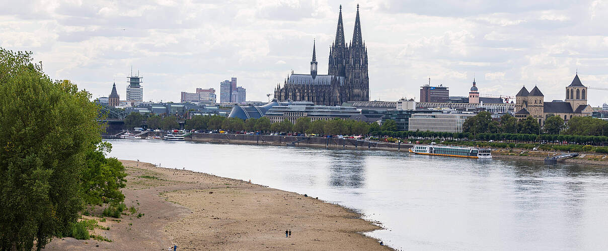 Ausgetrocknetes Rheinbett bei Rekord-Niedrigwasser vor dem Kölner Dom am 05.08.2026.