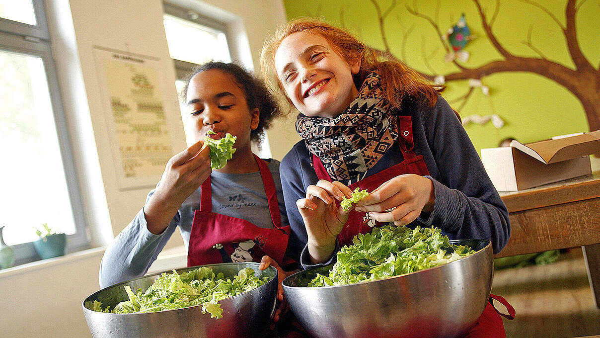 Beim Kochen können alle helfen © Arnold Morascher / WWF