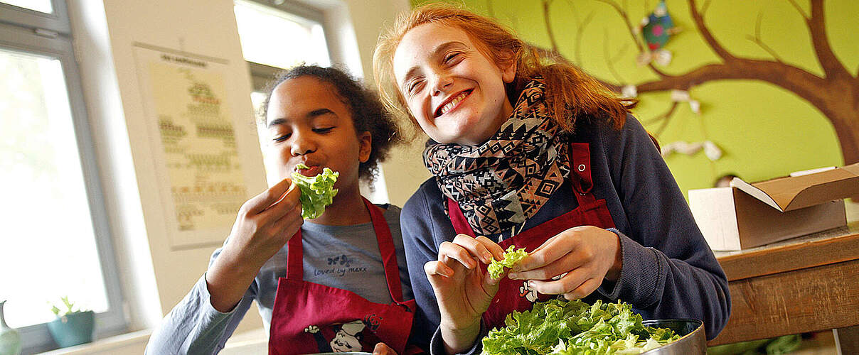 Beim Kochen können alle helfen © Arnold Morascher / WWF