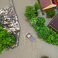 Hochwasser mit schwimmendem Auto sowie Holz in Nordendorf (Bayern) aus der Vogelperspektive 