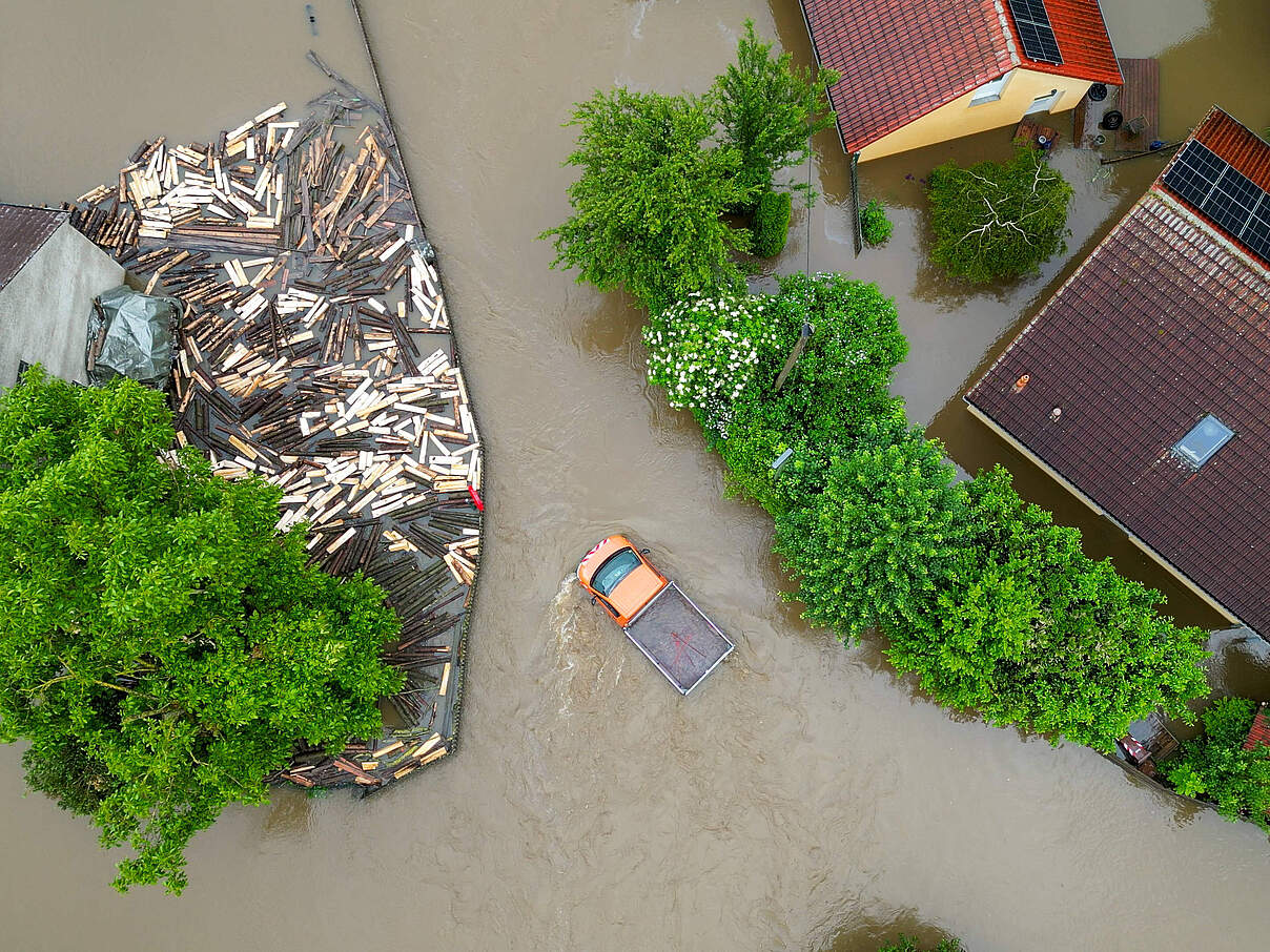 Hochwasser mit schwimmendem Auto sowie Holz in Nordendorf (Bayern) aus der Vogelperspektive 