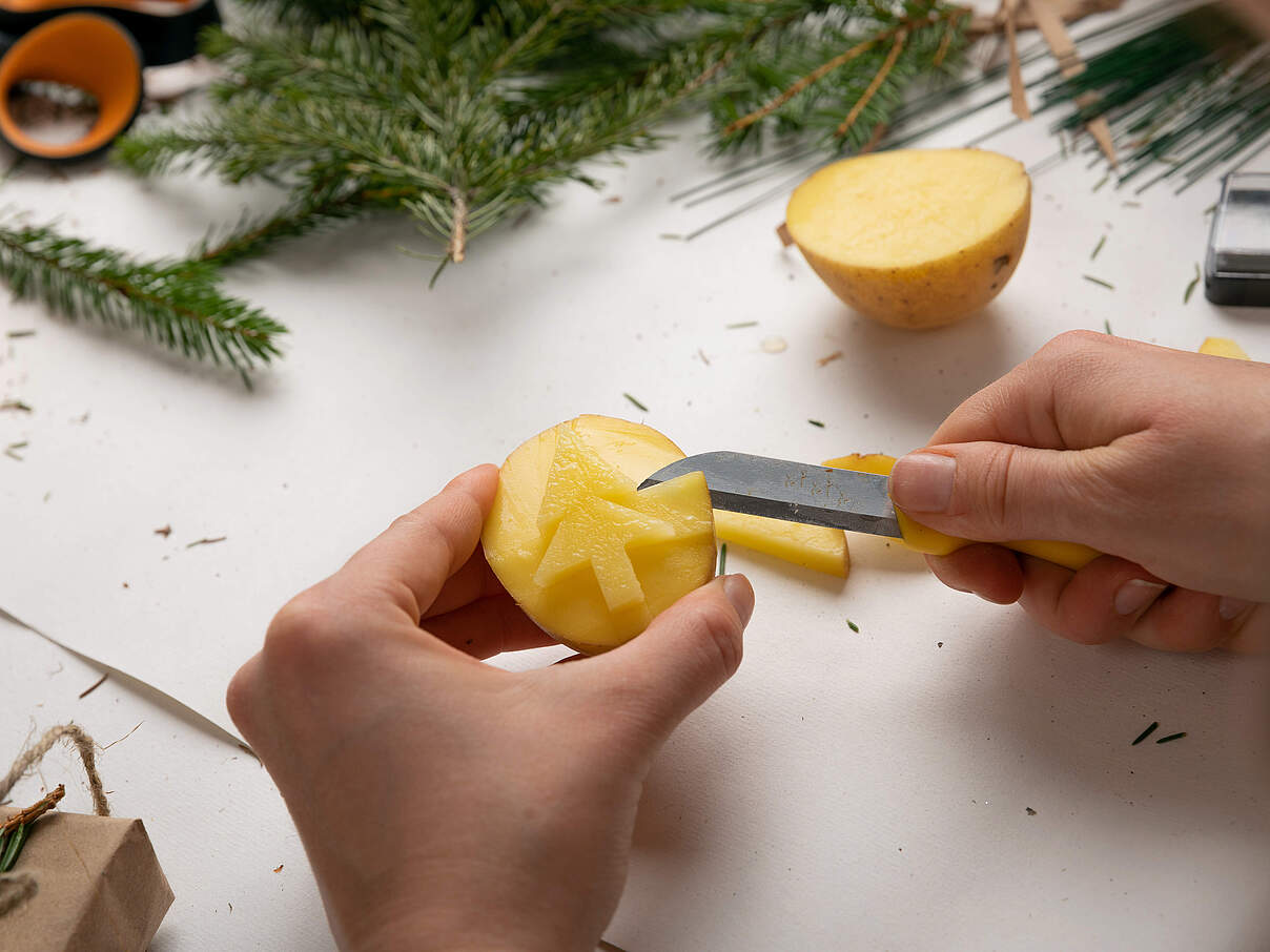 Kartoffelstempel mit Weihnachtsmotiv