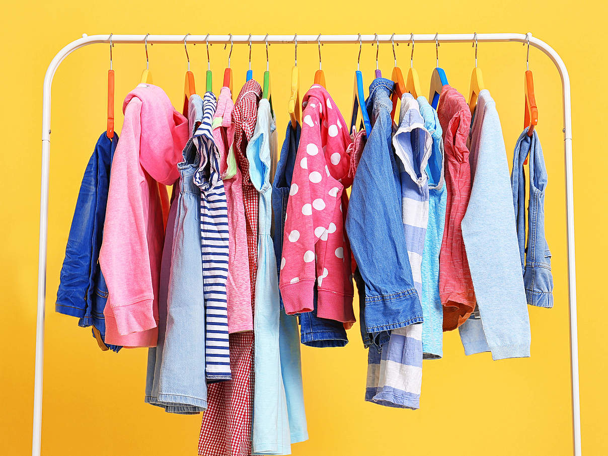 Kleidung gebraucht kaufen spart Ressourcen © Shutterstock