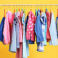 Kleidung gebraucht kaufen spart Ressourcen © Shutterstock