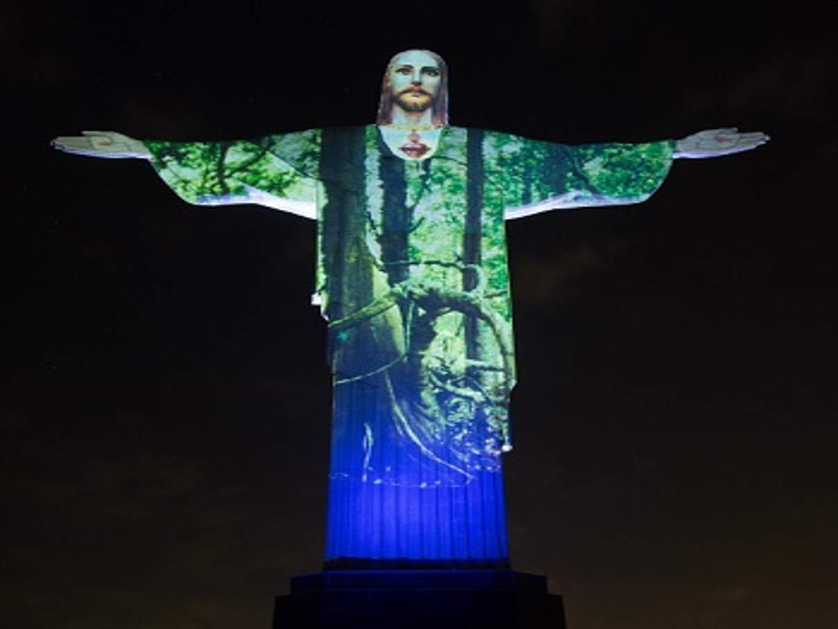 Christus-Statue in Rio de Janeiro mit Waldprojektion © WWF Brasilien