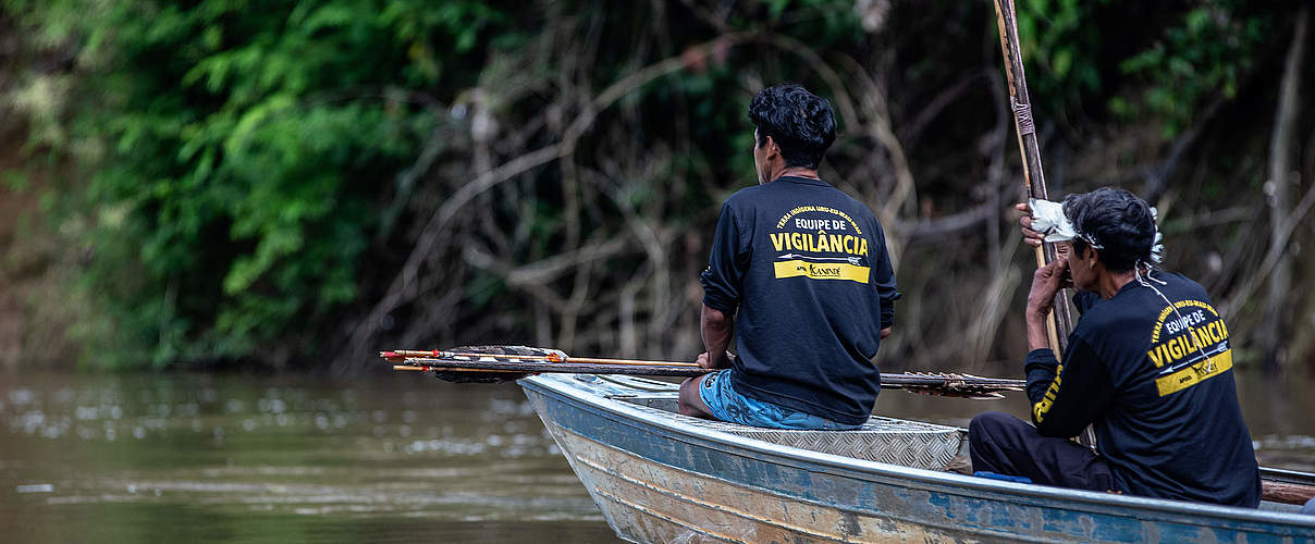 Erkundungsteam der Uru Eu Wau Wau auf dem Jamari Fluss © Marizilda Cruppe / WWF-UK