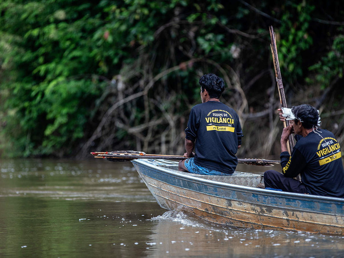 Erkundungsteam der Uru Eu Wau Wau auf dem Jamari Fluss © Marizilda Cruppe / WWF-UK