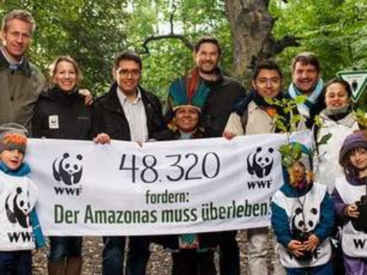 Petitionsübergabe von "Der Amazonas muss überleben" © David Biene / WWF
