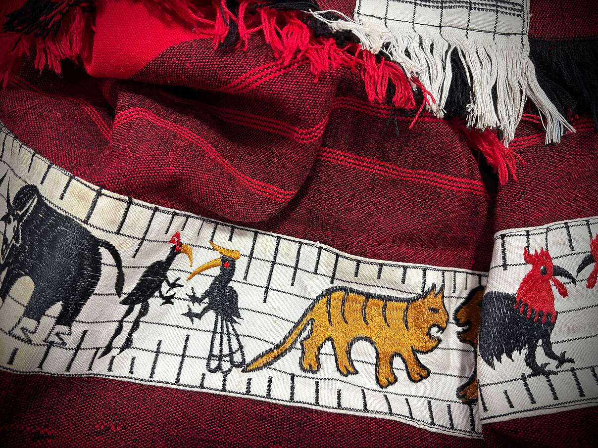 Textiles Motivband aus Nagaland mit Tiger, Nashornvogel und weiteren Tieren