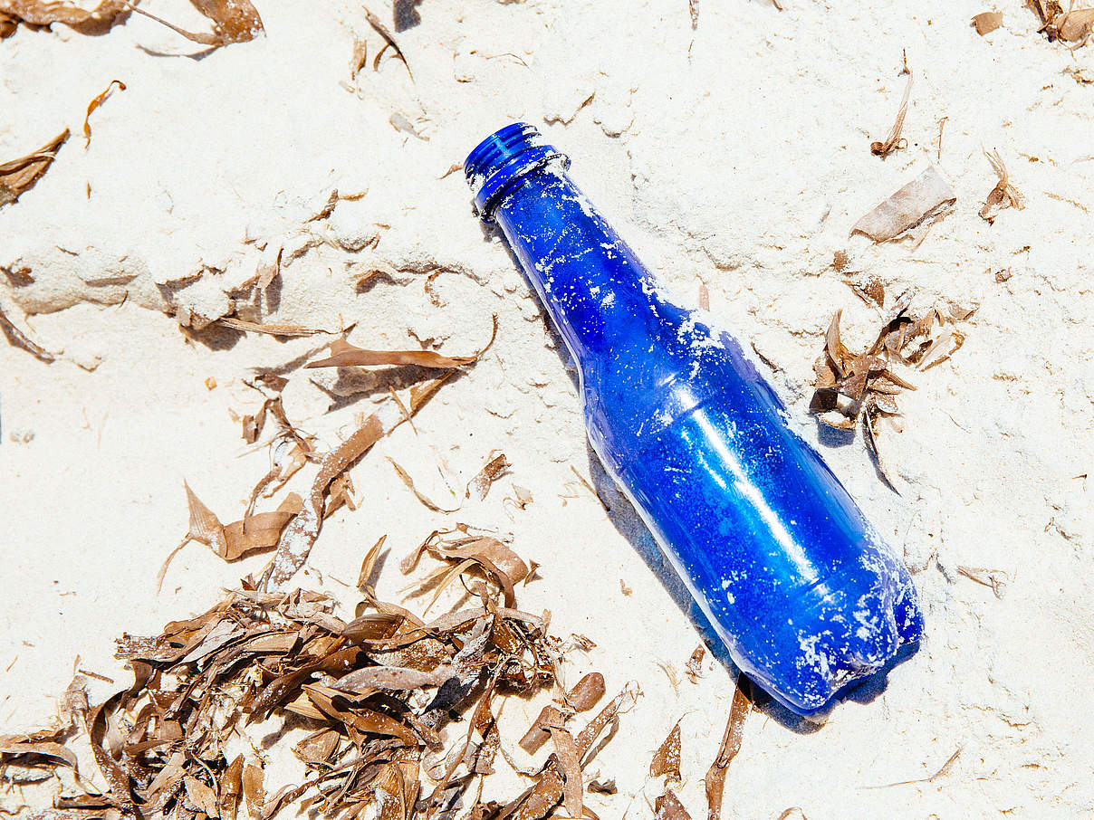 Plastikverpackung am-Strand © Greg Armfield / WWF