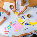 Kinder basteln gemeinsam