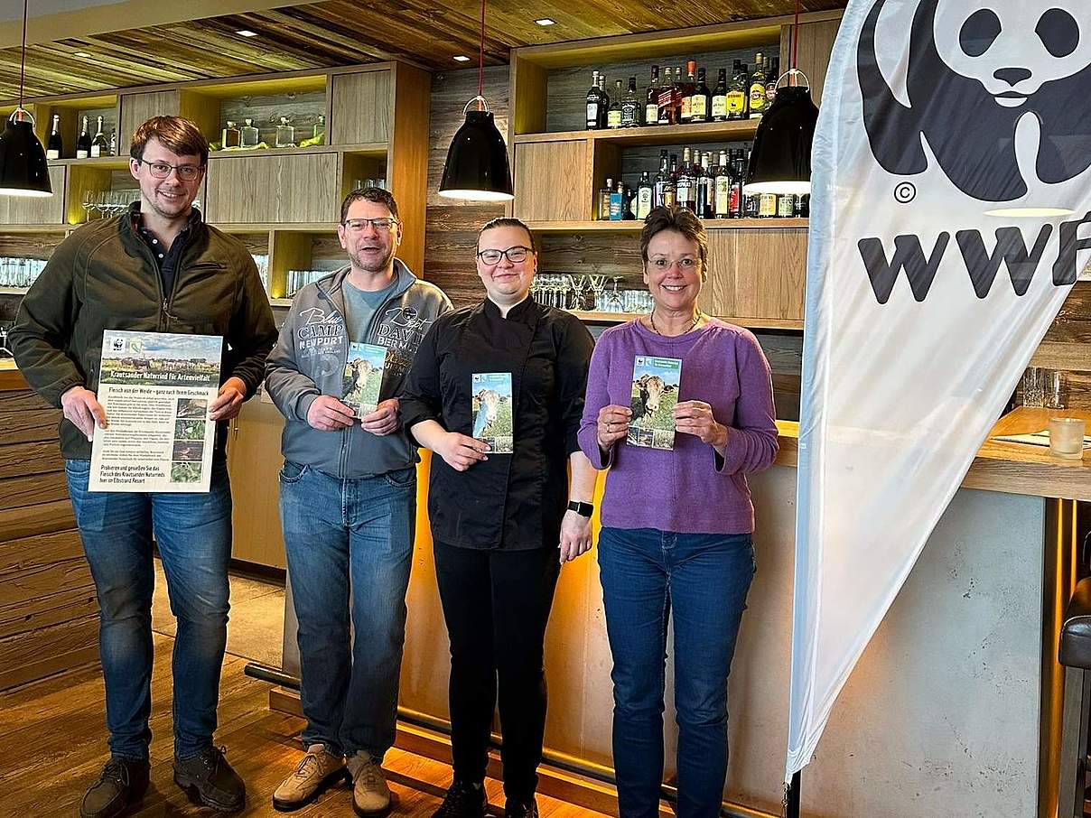 Die Auftaktveranstaltung vom Krautsander Naturrind im Elbstrandresort war ein voller Erfolg: Claus-Christoph Herrmann (Landwirt), Michael Reinhardt (Elbstrandresort), Ewa Ociepa (Köchin, Elbstrandressort), Beatrice Claus (WWF)