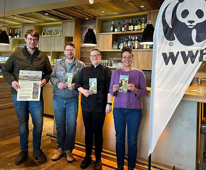 Die Auftaktveranstaltung vom Krautsander Naturrind im Elbstrandresort war ein voller Erfolg: Claus-Christoph Herrmann (Landwirt), Michael Reinhardt (Elbstrandresort), Ewa Ociepa (Köchin, Elbstrandressort), Beatrice Claus (WWF)