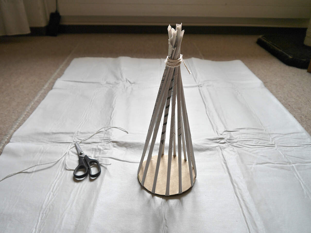 Körbe aus Altpapier flechten