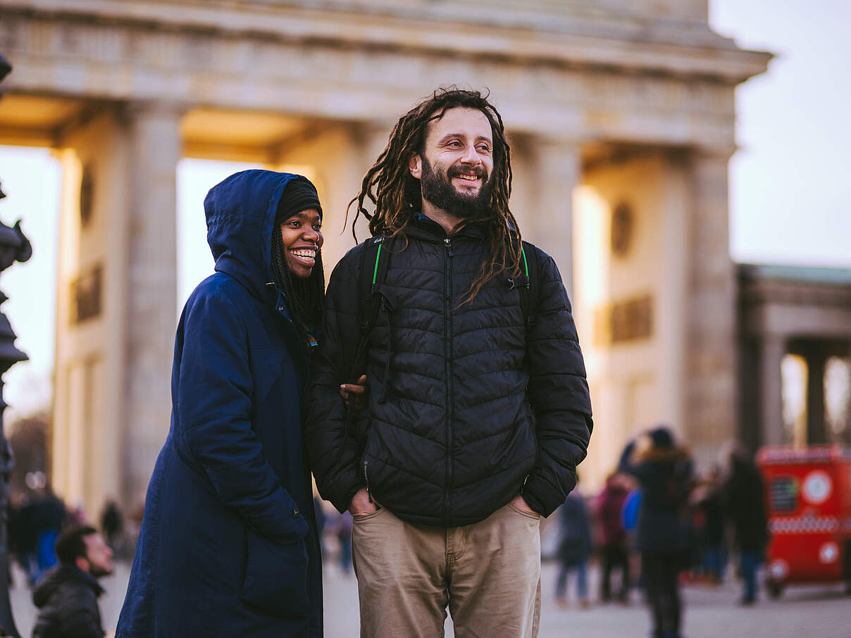 Paar beim Spaziergang durch Berlin