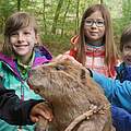 Eine Gruppe Kinder mit einer Biber-Figur im Vordergrund