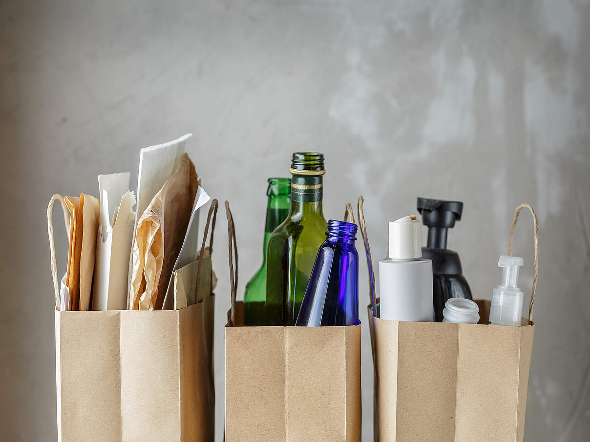 Verschiedener Verpackungsabfall in Papiertüten © GettyImages