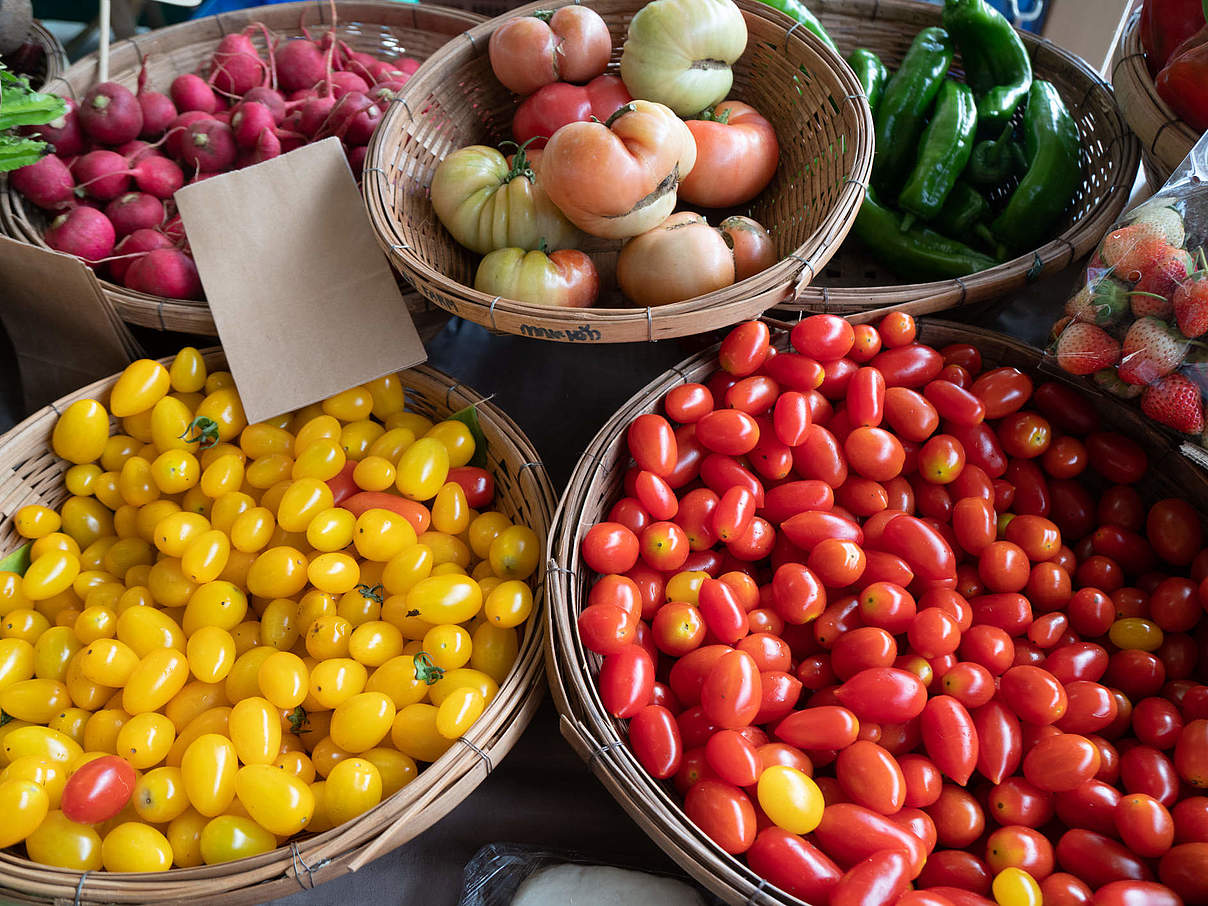 Obst und Gemüse auf Jing Jai Farmers Market, Thailand © WWF Thailand