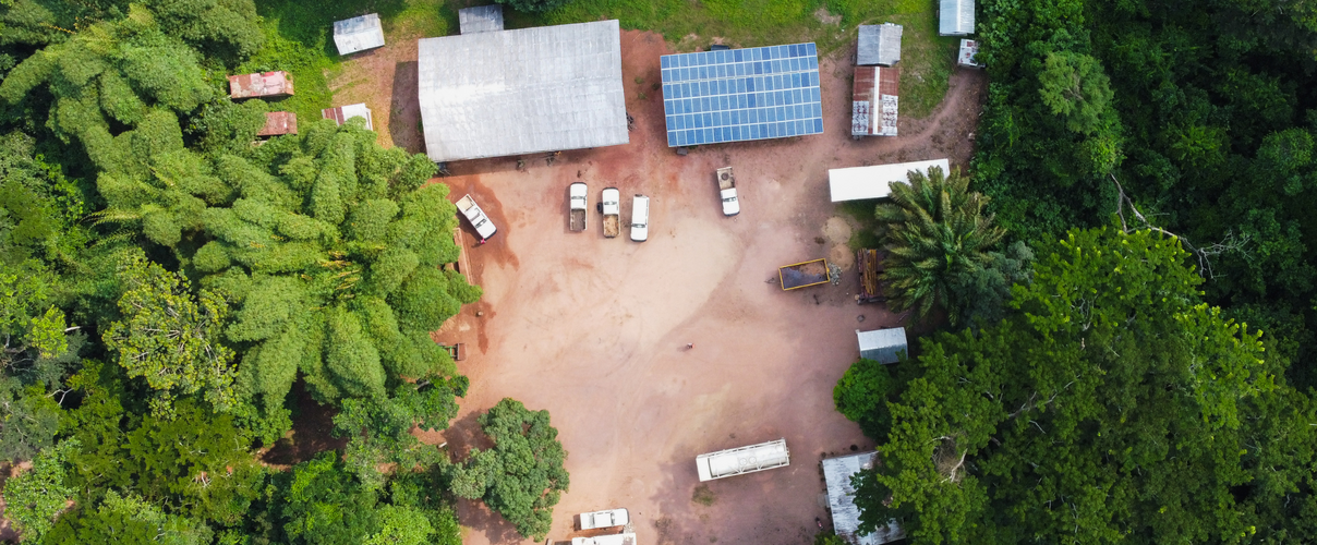 Blick von oben: Das Garagendach ist vollständig mit Solarpaneelen.