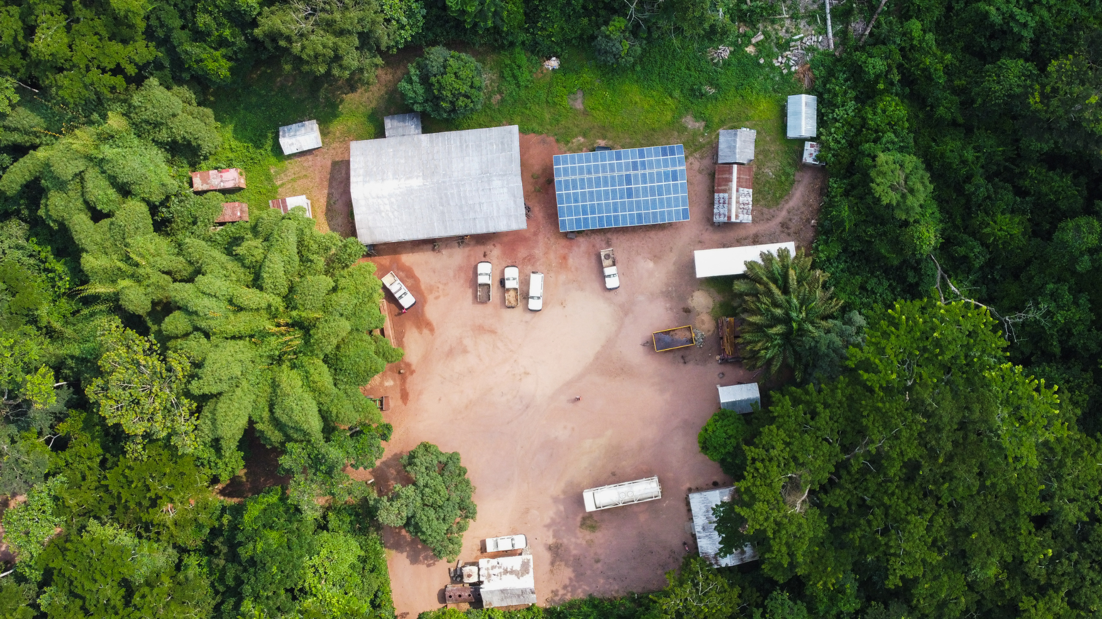 Blick von oben: Das Garagendach ist vollständig mit Solarpaneelen.