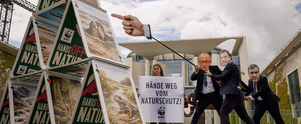 Aktion am Kanzleramt in Berlin im Rahmen der HandsOffNature Kampagne © Gordon Welters / WWF