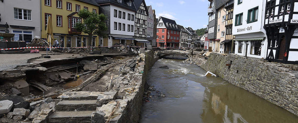 Die Innenstadt von Bad Münstereifel ist durch das Erft-Hochwasser zerstört © picturealliance / dpa / Roberto Pfeil