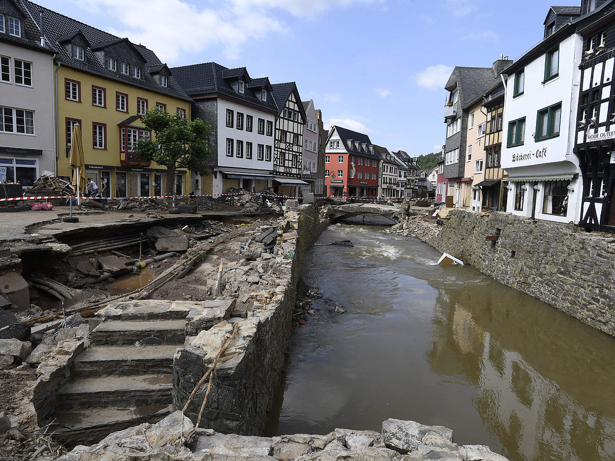 Die Innenstadt von Bad Münstereifel ist durch das Erft-Hochwasser zerstört © picturealliance / dpa / Roberto Pfeil
