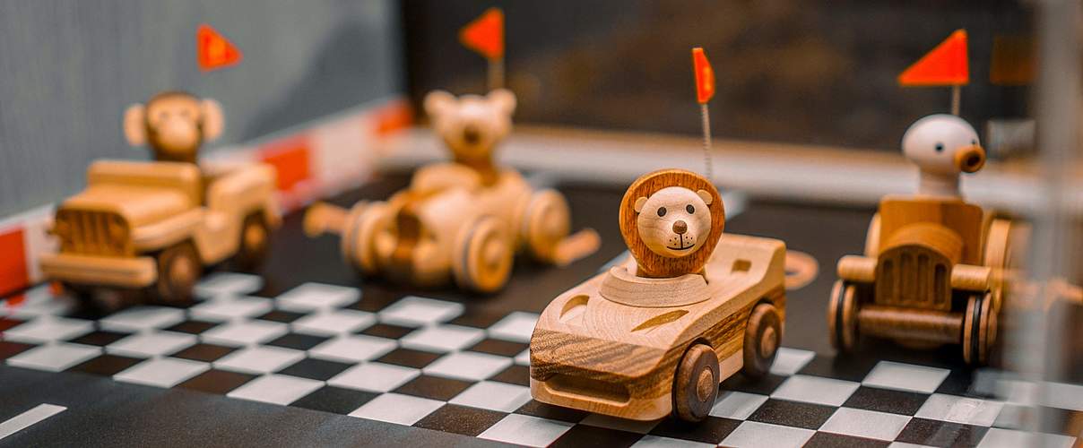 Spielzeugautos aus Holz © Lisanto 李奕良, Unsplash