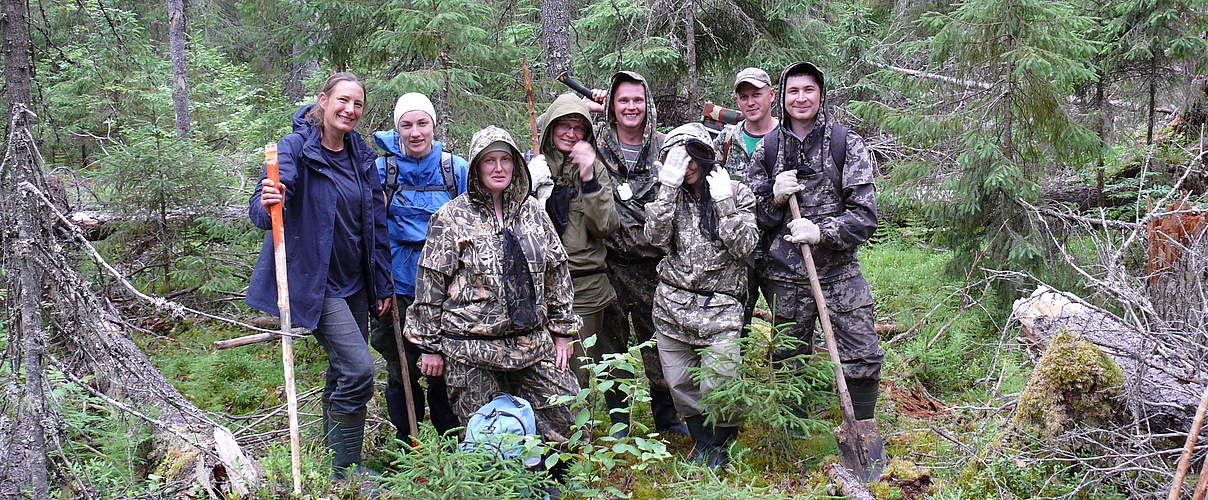 WWF-Waldexpertin Susanne Winter (ganz links) bei einem Einsatz im russischen Urwald. © Susanne Winter