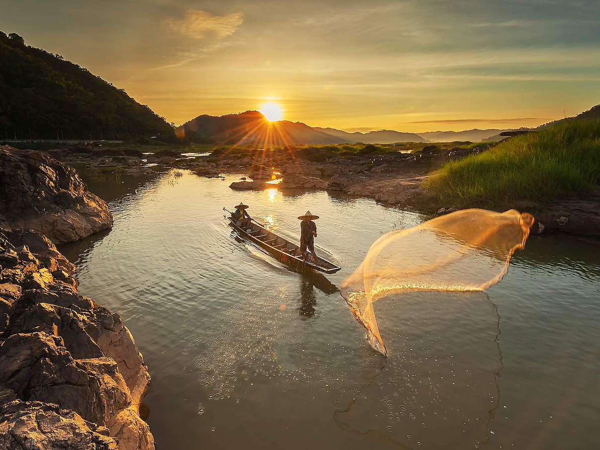 Fischer auf dem Mekong © Shutterstock / Suriya99 / WWF