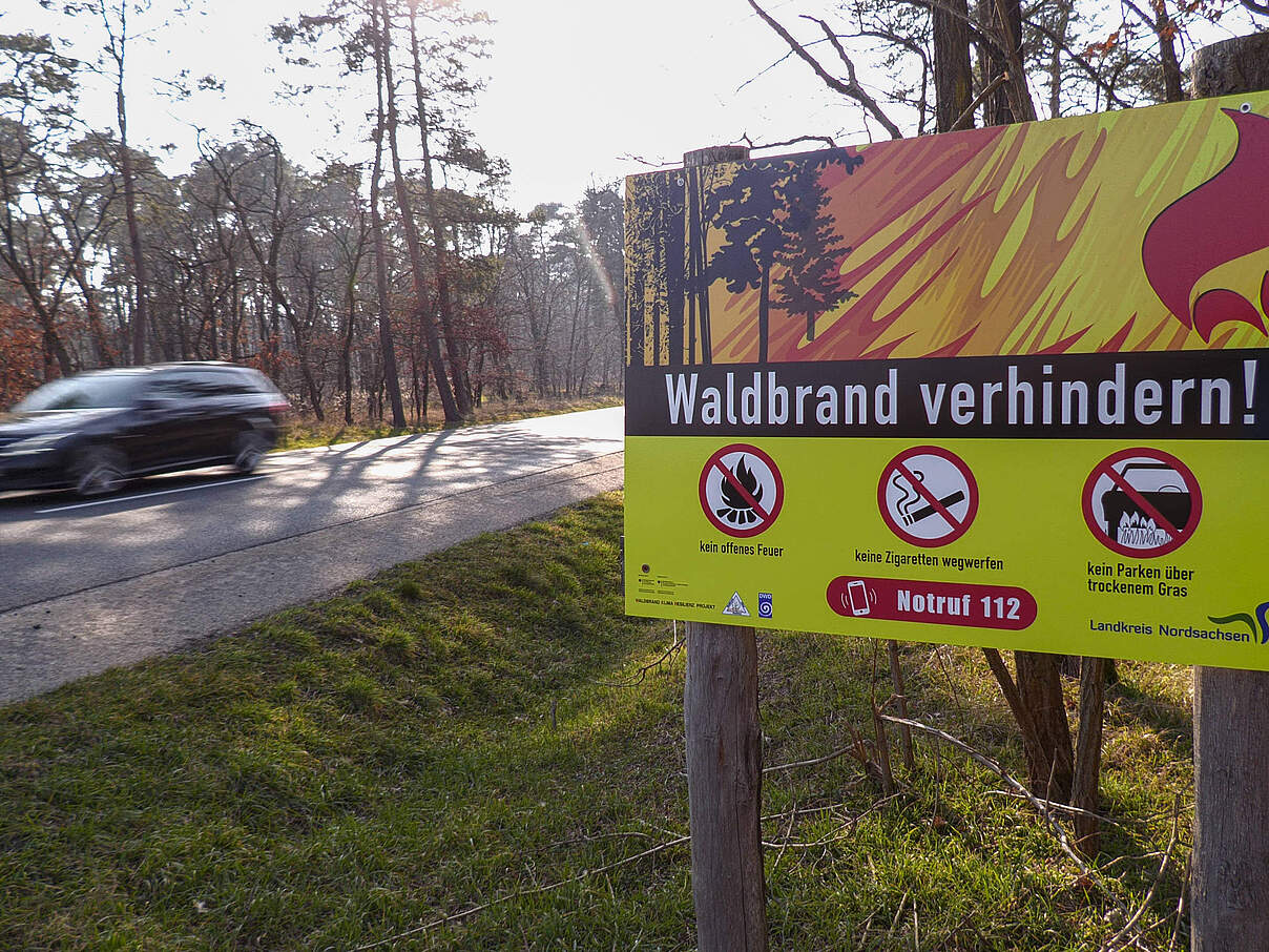 Brandgefahr: Ein Funke genügt … Schilder warnen vor Gedankenlosigkeit und weisen auf eigentlich Selbstverständliches hin.