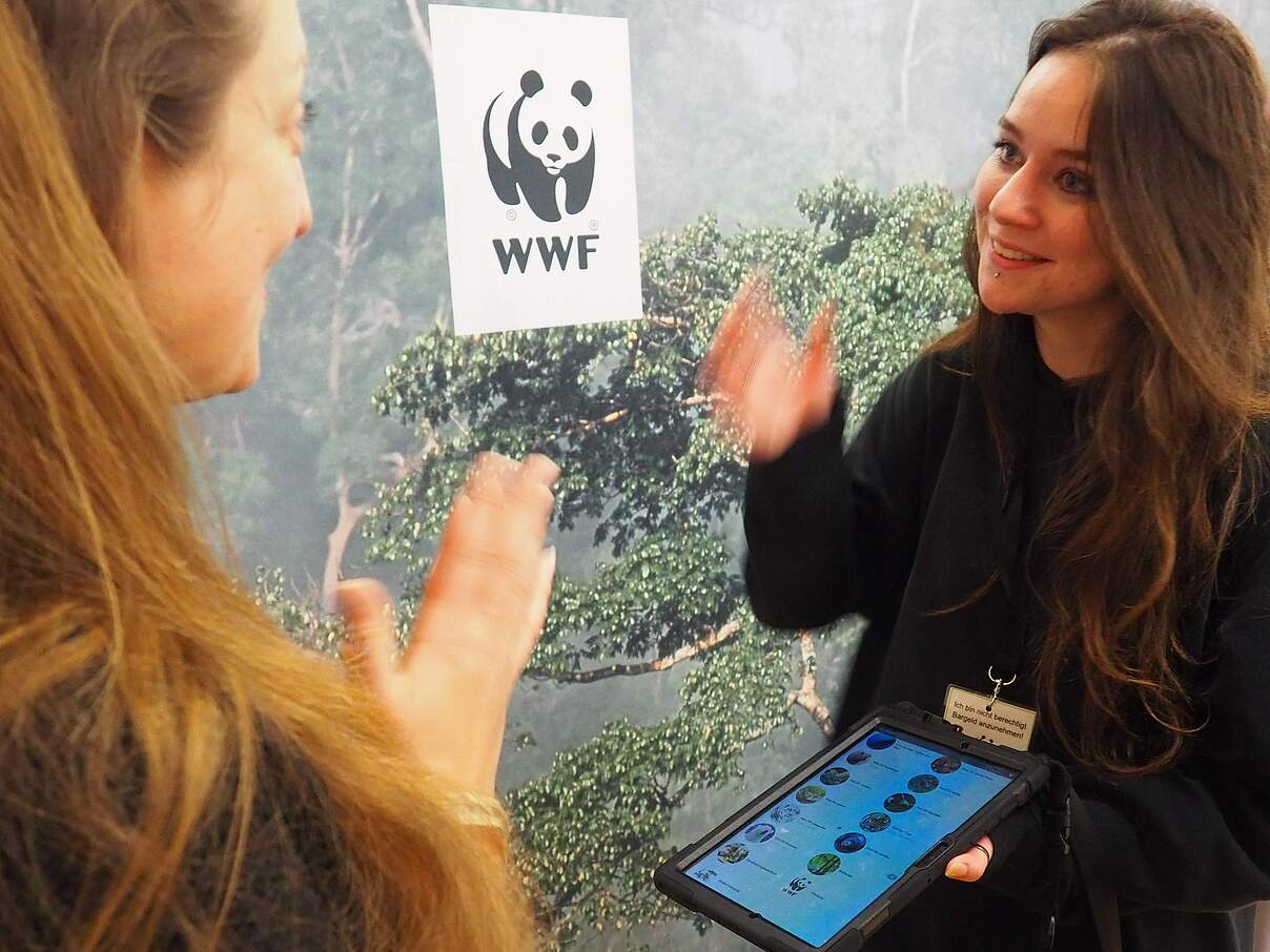 Sophie am Stand © WWF