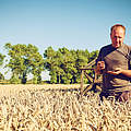 Bauer im Weizenfeld © BigDuckSix / iStock / GettyImages Plus