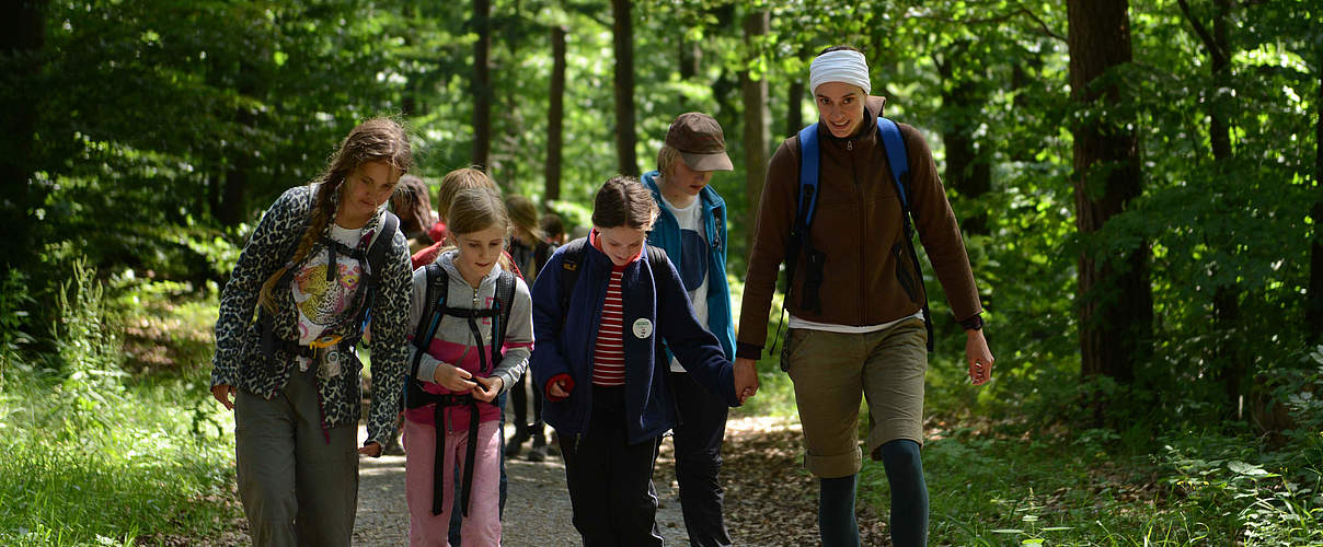 Eine Gruppe von Kindern mit einer Betreuerin im Wald © Peter Jelinek