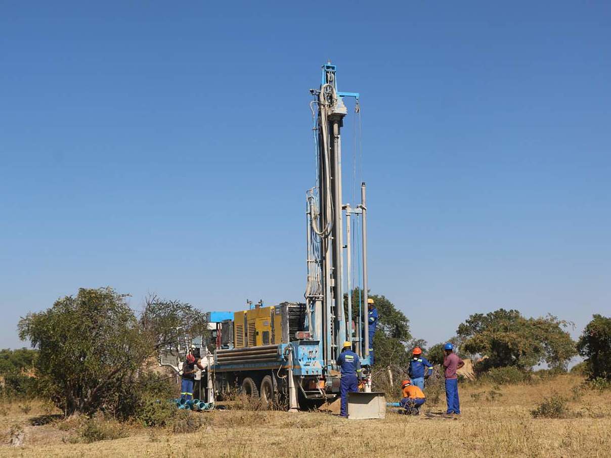 Der Bau von Trinkwasserbrunnen erfordert schweres Gerät. © WWF Simbabwe