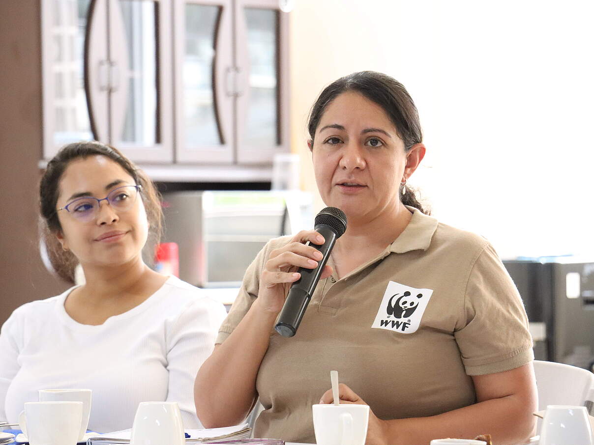 Teresa Calderon spricht mit politischen Entscheidungsträger:innen