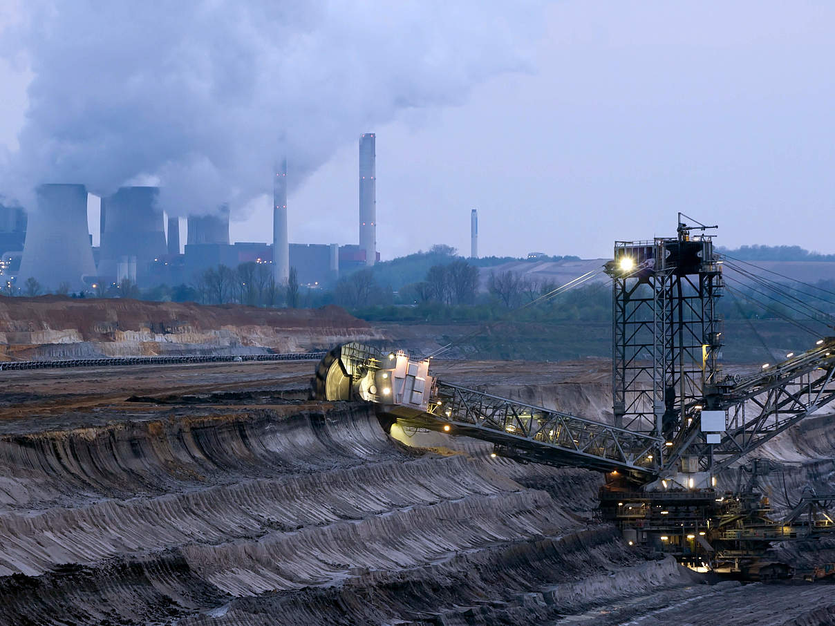 Ein großer Bagger für Braunkohle in einem Tagebau. © claffra / iStock / Getty Image