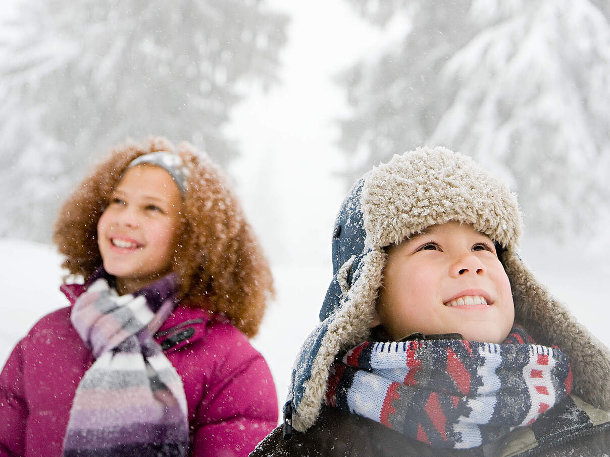 Kinder im Winterwald © GettyImages