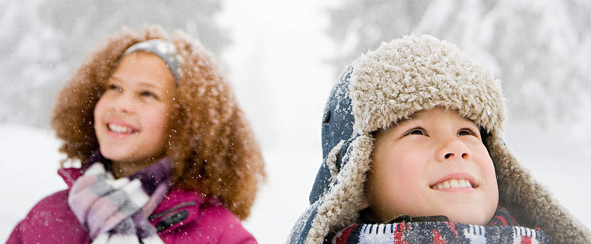 Kinder im Winterwald © GettyImages